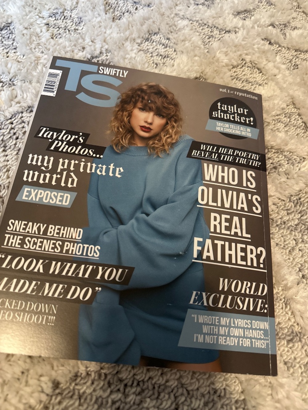 Taylor Swift Reputation Magazine with CD - Picture 3 of 4